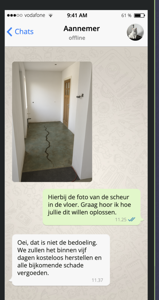 Screenshot van een whatsapp bericht. Foto toont een gang met een betonvloer, scheur in de lengte. Daaronder een bericht van de afzender: Hierbij een foto van de scheur, graag hoor ik wat jullie eraan gaan doen? De aannemer reageert "Oei, dat is niet de bedoeling. We herstellen binnen vijf dagen en vergoeden alle bijkomende schade. 